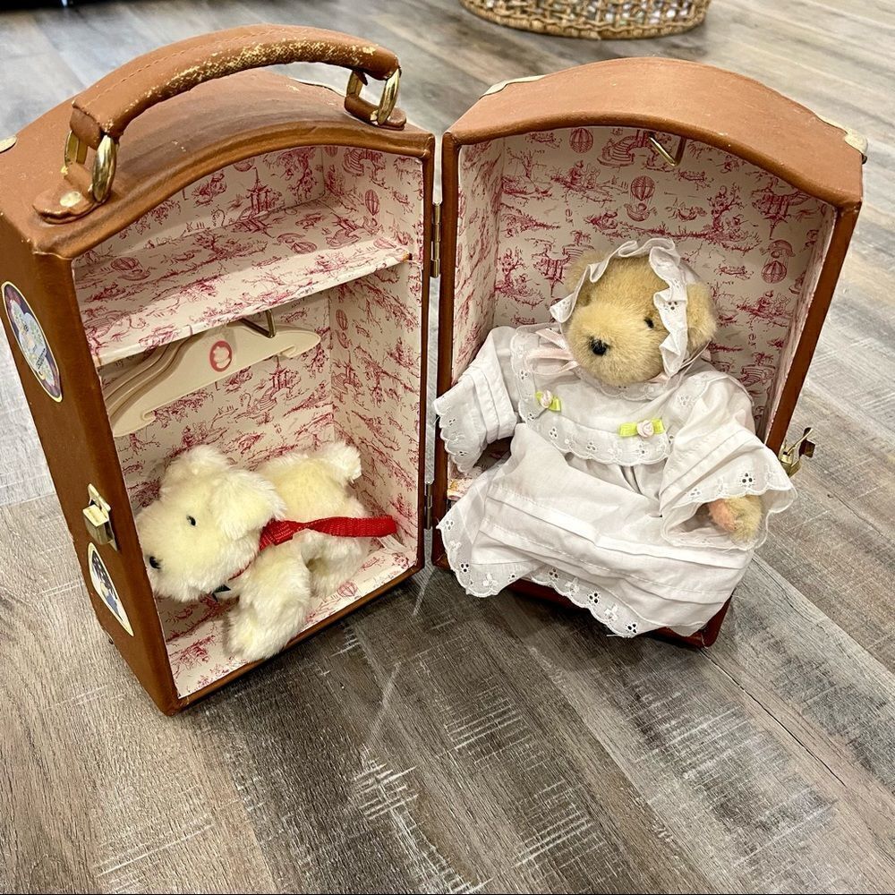 Muffy VanderBear Travel Trunk with 5 outfits and dog Lulu